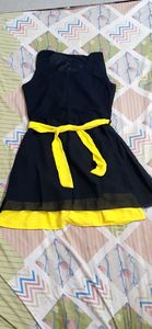 it is black top up to kness with yellow cloth belt and it didnt used one time also
