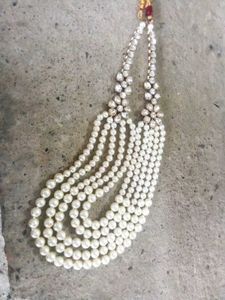 Elegant Pearl and Crystal Necklace