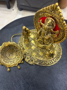 Ganesha With Riddhi and Siddhi