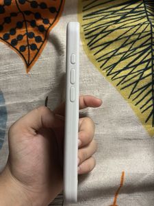 Off White Cover I Phone 16 Plus