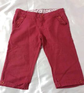 Trendy Red Button-Detail Capri Pants