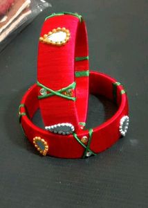 Lahariya Pattern Red And Green Colour Bangle Set