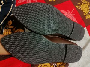 . Brown Juti Looking