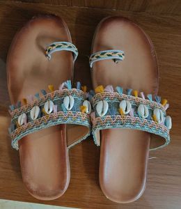 Slippers With Shell Design