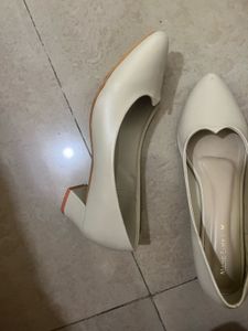 Off white Pumps