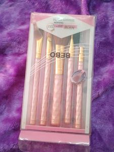 A Pack Of 5 Makeup Brushes