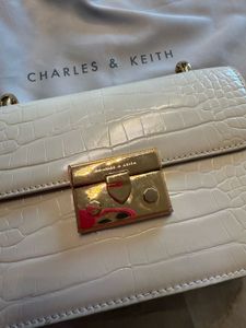 OFF WHITE CHARLES AND KEITH (check Description)