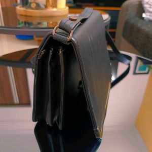 🛍️ Elegant Black Sling Bag ⭐⭐⭐⭐⭐