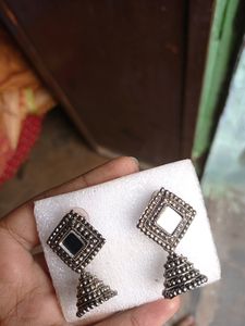 A Pair Of Elegant Mirror Jumka Set