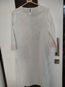 Elegant White Embroidered Kurta size s