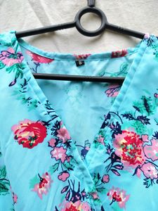 Unworn Sky Floral Top 🌸🩵