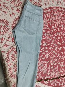 Women&#39;s Torned Jeans