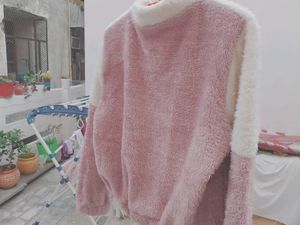 SWEATSHIRT WITH A STYLISH SILVER ZIPPER