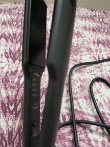Huda Beauty Hair Straightener