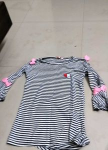 Striped Girlstop. beautiful design in sleeves
