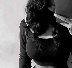 Chic Black Long Sleeve Crop Top