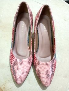 RUBEEZZ BRAND NEW SNAKE TEXTURED HEELS