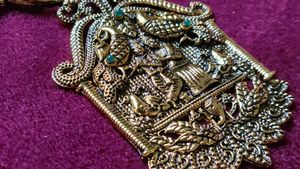 Vintage Gold-Tone Temple Jewelry