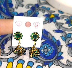 Vintage Green &amp; Gold Tone Earrings