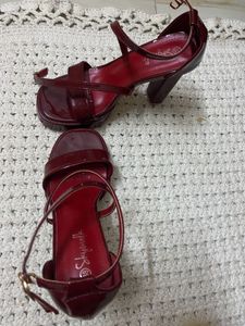 High Heels Maroon ,selling It Due To Size Issues
