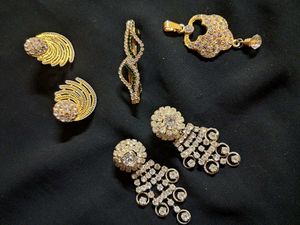 Gold Tone Necklace &amp; Earring Set
