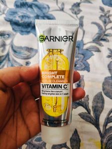 Garnier Sunscreen Spray &amp; Vitamin Cleanser Duo