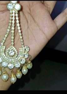 Elegant Gold-Toned Maang Tikka