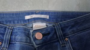 Skinny jeans, body shaping jeans
