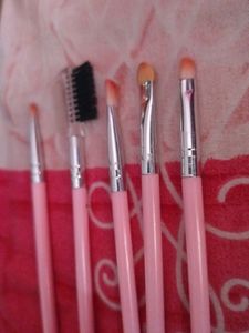 Combo-Eyeshadow Palette And Makeup Brushes