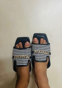 Zudio Checked Black Sandals