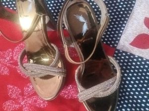 Beautiful Heels 👠 With Low Price New Without Tag