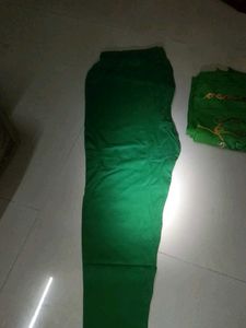 Green Embellished Dupatta And Leggings Set