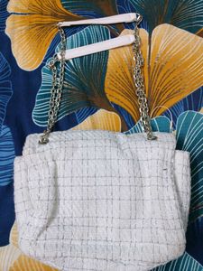 White 🤍 Sling bag👜