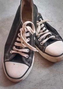 balck and white converse