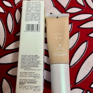 Huda Beauty: Glowish Skin Tint 02