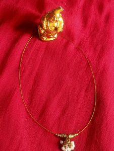 Elegant Gold Wire Necklace with Pearl Accent