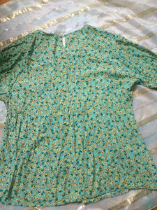 Floral Print Top - Flowy Fit