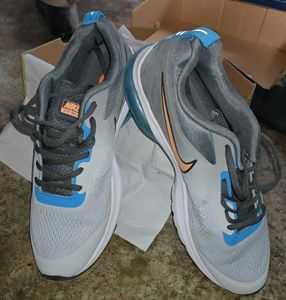 SPORTS SHOES
