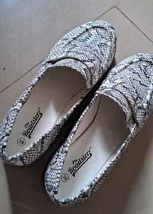 Stylish Snake Print Loafers