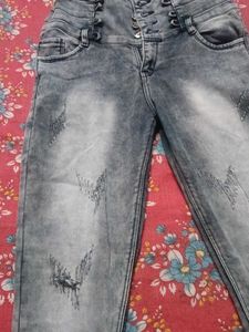 Distressed High-Waisted Jeans with 4 button