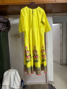 🆕 Yellow Floral Print Kurta + Neckpiece
