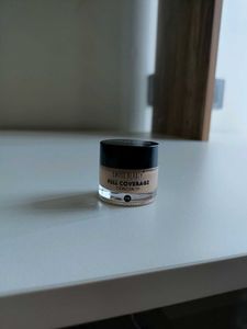 Full coverage concealer from Swiss beauty