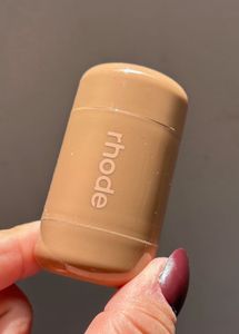 Rhode Pocket Blush :- Plum