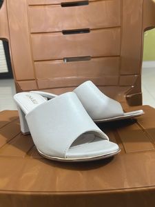 Luna Blu (Westside) Branded Heel In Offwhite Color