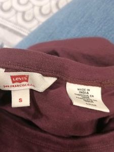 Levi&#39;s Maroon Tee