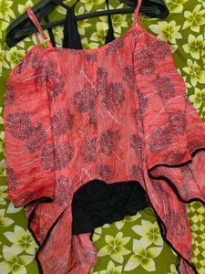 CROP DEEP NECK TOP WITH BLACK INNER