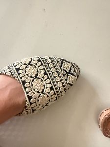 Embroidered Black &amp; Beige Juttis