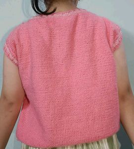 V–neck sleeveless pullover