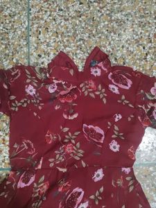 one piece frock iske upar छोटे-छोटे flower Bane hu