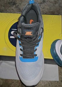 SPORTS SHOES